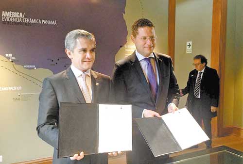El mandatario capitalino y el alcalde de Quito, Ecuador, Mauricio Rodas.