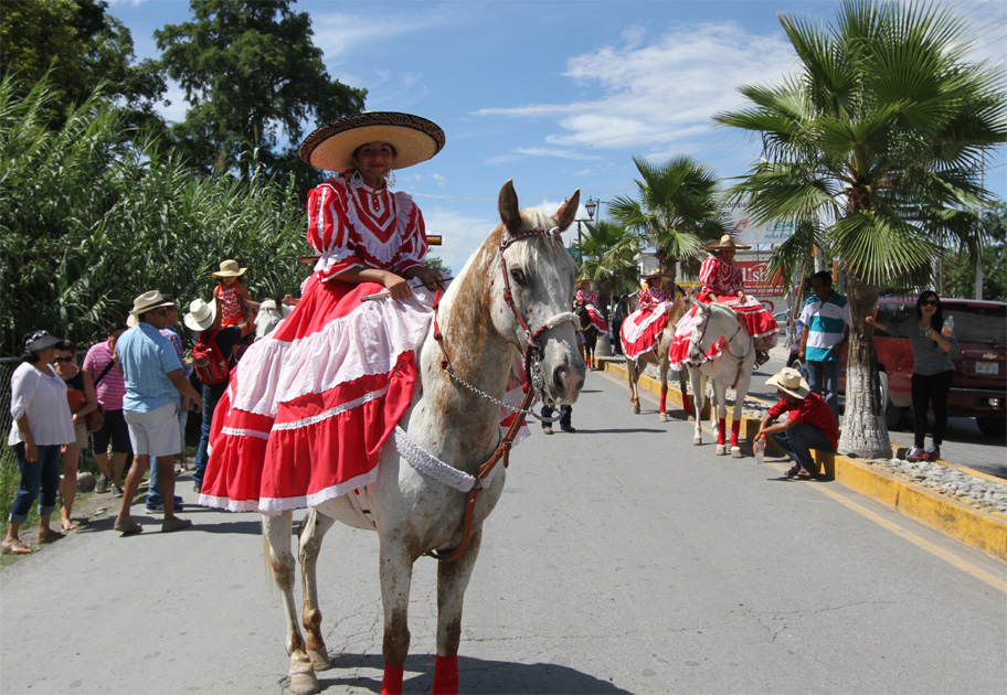 La Plaza de Armas de Parras de la Fuente, fue invadida por el folclor y las tradiciones de la celebración. 