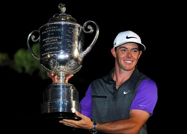 Rory Mcllroy, posa con el trofeo de campeón de la PGA