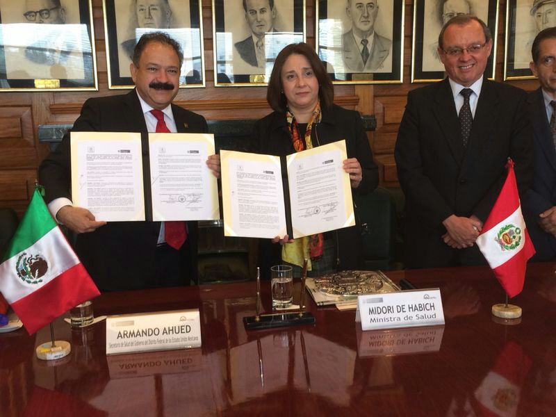 El titular de Salud del DF y su homologa de Perú firmaron el convenio.