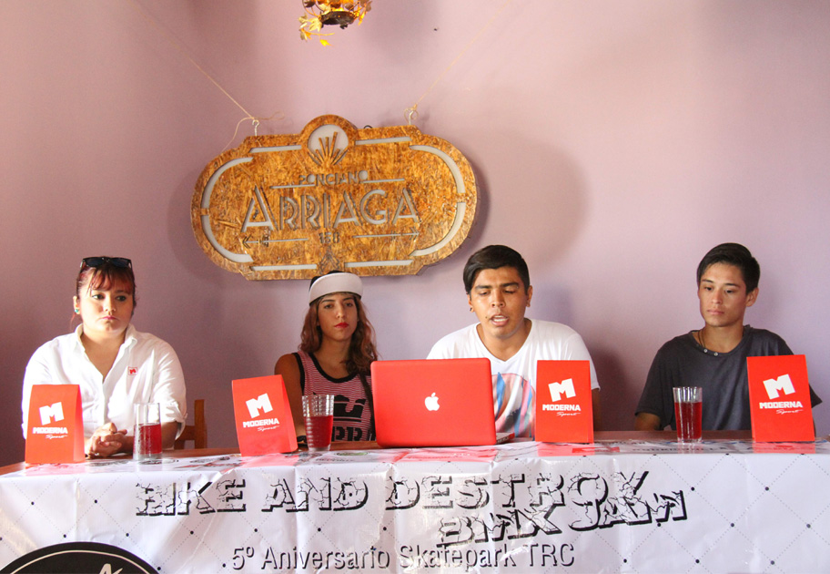 Daniel Carrillo, alias "Danny Hawk", titular del comité organizador, estuvo en compañía de Josué Castillo, Adriana Osorno y Alma García.