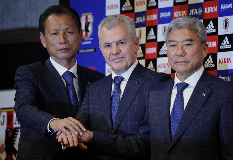 Javier Aguirre junto al presidente de la Federación de Fútbol Japonesa, Kuniya Daini (derecha) y el secretario general de ese organismo, Hiromi Hara (