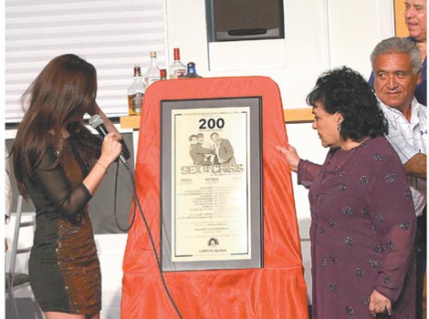 La puesta en escena develó su placa por 200 representaciones.