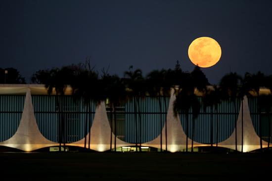 Vista de la superluna desde el Palacio del Alvorada en Brasilia, Brasil.
