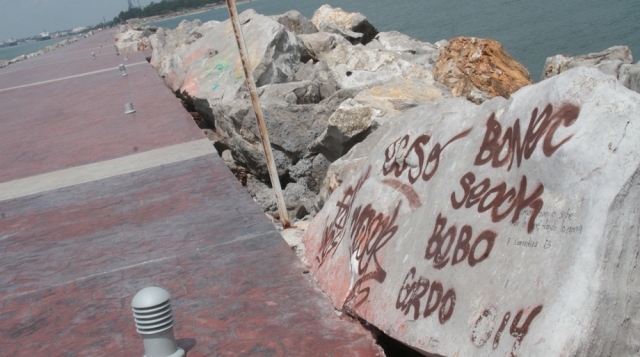 Son 69 lámparas de las 290 que se instalaron en la remodelación de las Escolleras de playa Miramar las que están vandalizadas al momento, lo que repre