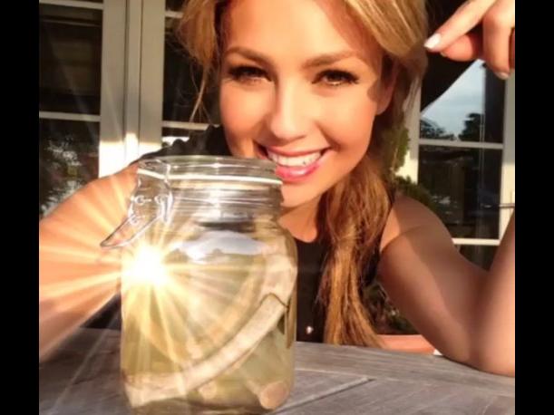 Sonriente la cantante mostró sus supuestas costillas. 