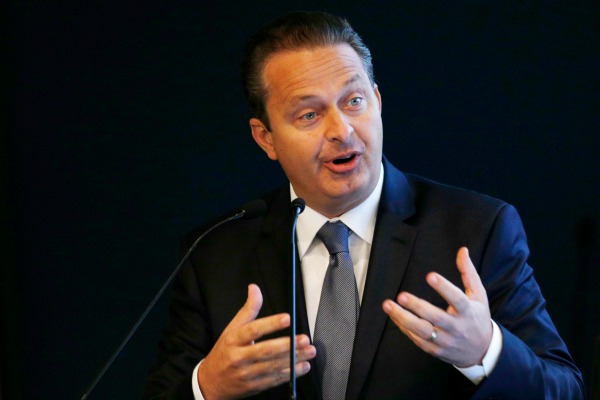 El candidato presidencial Eduardo Campos, ex gobernador del estado de Pernambuco, viajaba en el avión que  cayó en la ciudad de Santos, al sureste de 