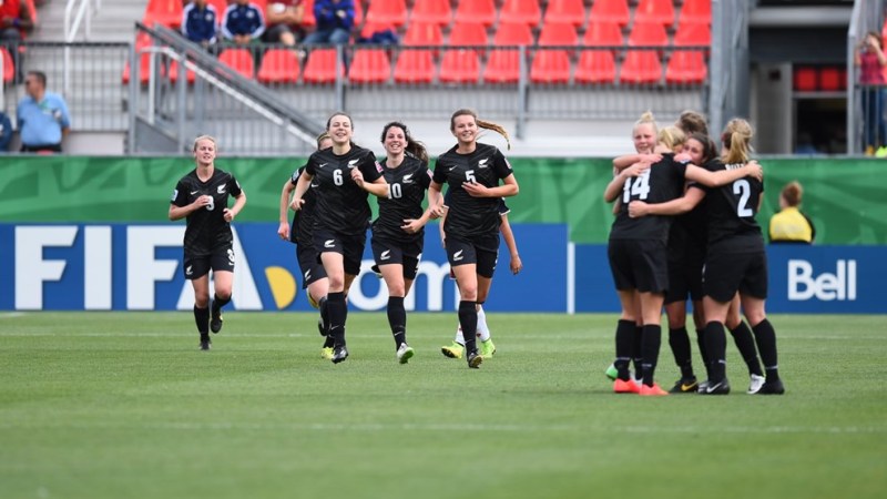 Jugadoras de Nueva Zelanda festejando triunfo ante Costa Rica en Mundial femenil Sub 20