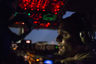 Kevin Haggith, operador de primera clase en un avión de suminitro de combustible estadunidense, en vuelo sobre el territorio iraquí
