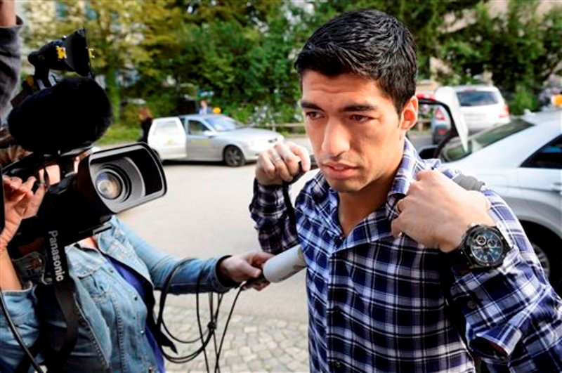 Luis Suárez asediado por los medios de comunicación  