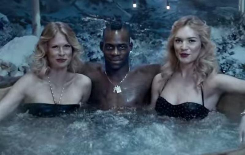 Mario Balotelli en jacuzzi con sensuales mujeres como parte del video comercial de la marca PUMA