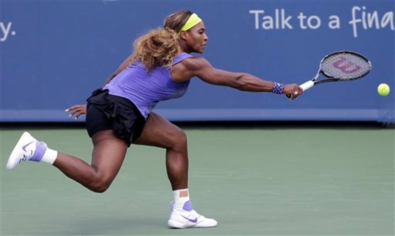 Serena Williams hace el esfuerzo para alcanzar la pelota