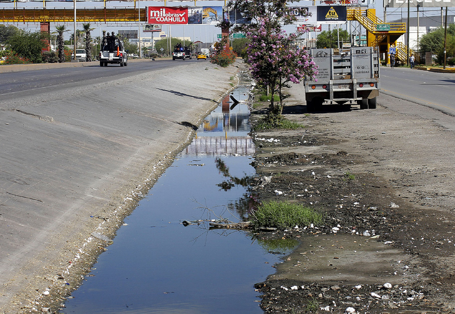 Agua estancada, pedazos de autos y llantas, además de basura en el Periférico.