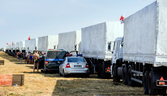Camiones del convoy humanitario ruso para Ucrania, esperan estacionados cerca de Voronezh, unos 400 kilómetros de Moscú