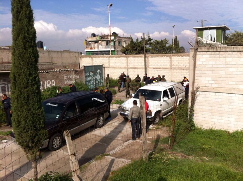 A partir de una credencial, paramédicos que atendieron al sobreviviente dijeron que fue identificado como taxista en el municipio de Chinconcuac.