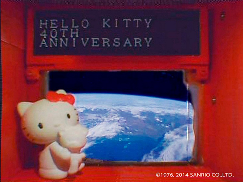 La figura de 4 centímetros de Hello Kitty viaja en el satélite Hodoyoshi-3 mirando a través de la ventana. 