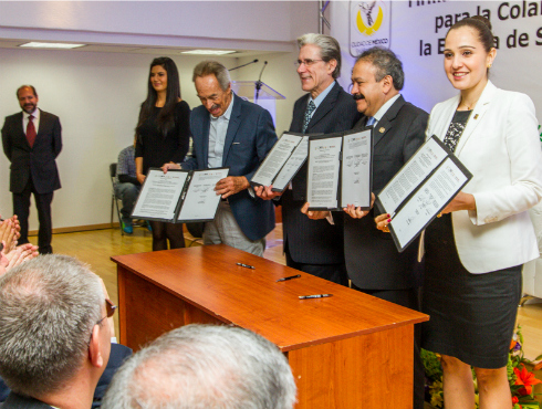 En la firma del convenio del gobierno capitalino con la Escuela de Salud Pública de Harvard.