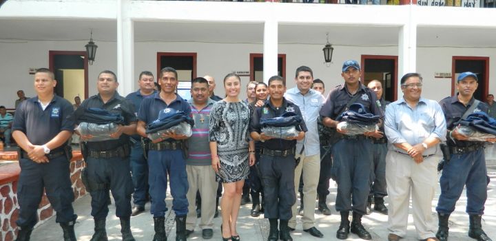Foto del 8 de mayo de 2013, cuando la alcaldesa Dalia Santana Pineda entregó uniformes a elementos de seguridad pública del municipio