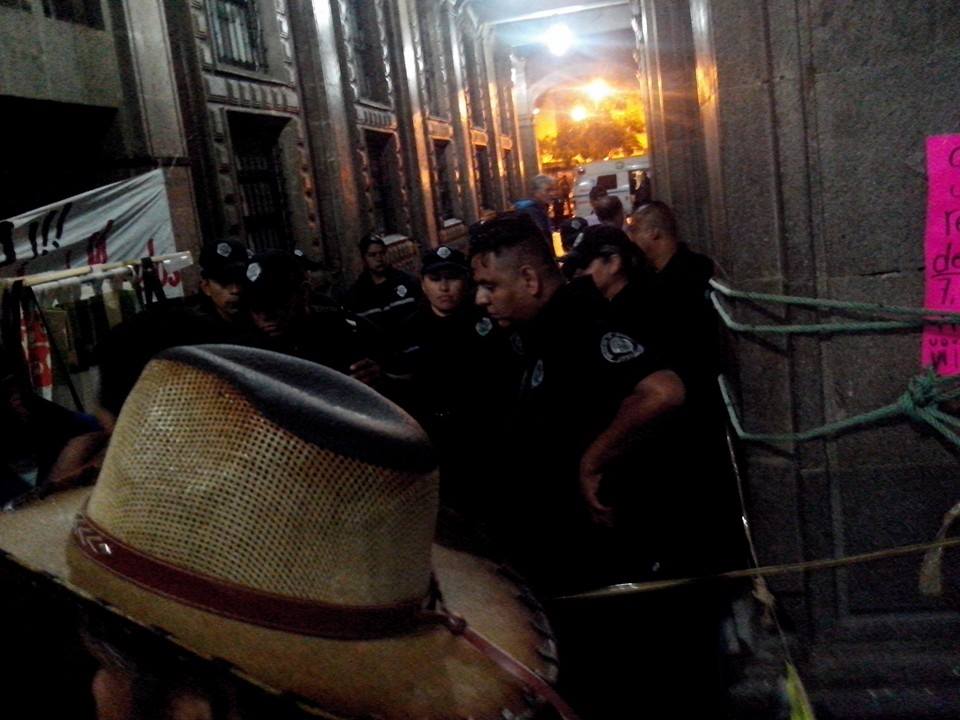 Los inconformes fueron desalojados después de la media noche.
