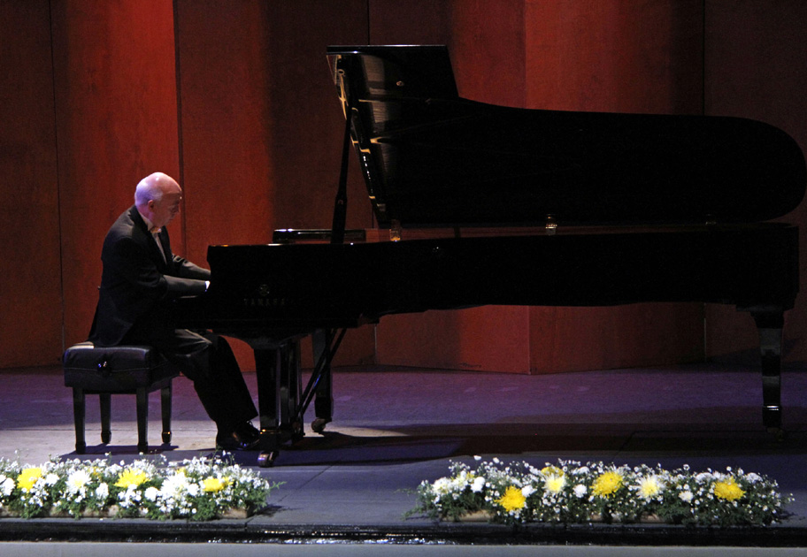 El Maestro Federico Osorio se presentó en el Teatro Isauro Martínez.