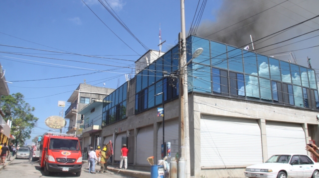 Personal de Tránsito emprendió un operativo vial, para desviar la circulación, ya que el siniestro se presentó en la zona centro de la urbe industrial