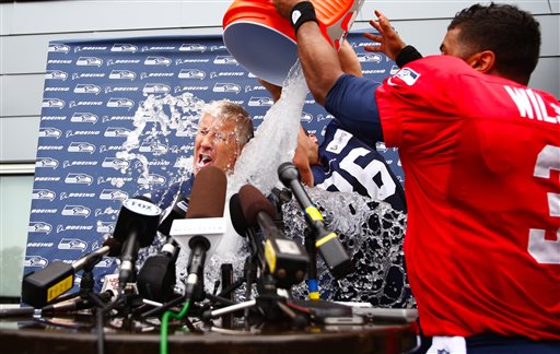 Pete Carroll, coach de los Halcones Marinos, es parte de la campaña Ice Bucket Challenge