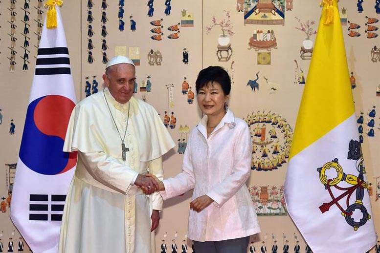 La presidenta surcoreana Park Geon-hye recibió al Papa.