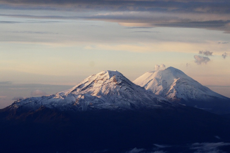 Vista aérea del volcán Popocatepetl y el Iztaccihuatl, durante el amanecer de este jueves.