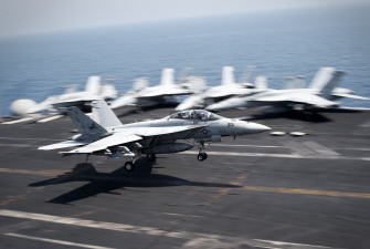 Un avión F/A-18C Hornet aterriza en la cubierta del portaviones USS George H.W. Bush, en el Golfo Pérsico, tras una misión en Irak