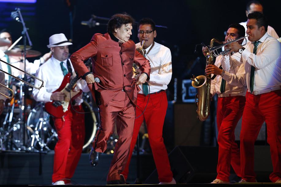 El 'Divo de Juárez' mostró sus mejores pasos de baile. 