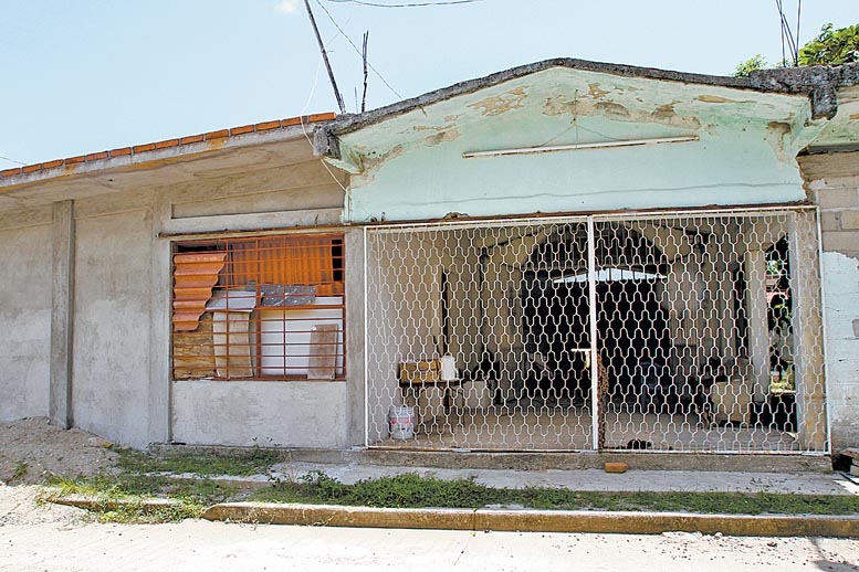 El lugar está cerrado con cadenas y custodiado por un vigilante.