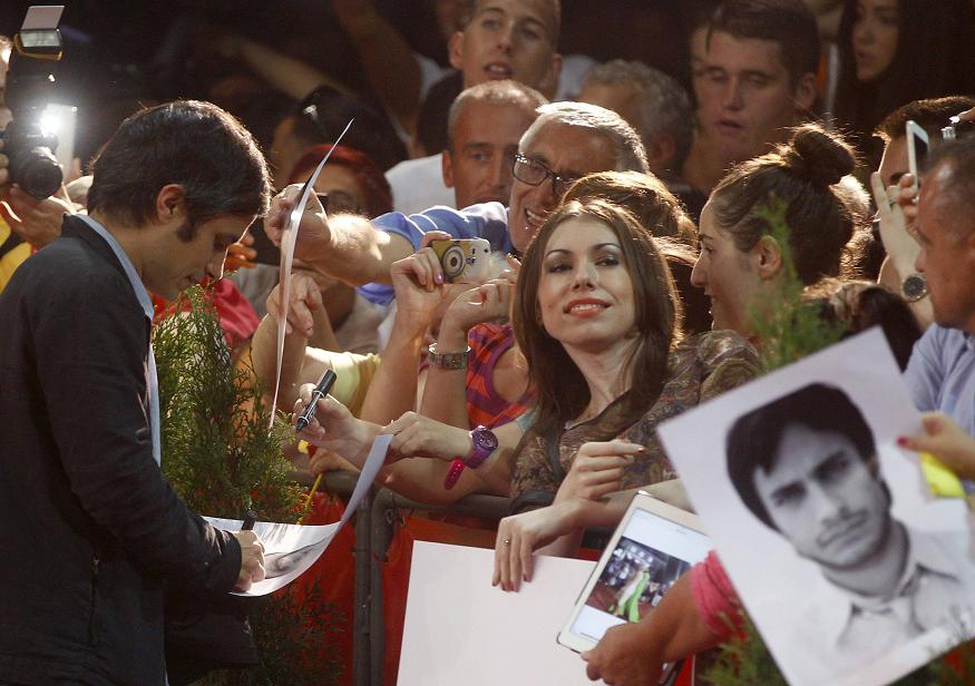 Gael García firmó algunos autógrafos a su llegada al Festival.  