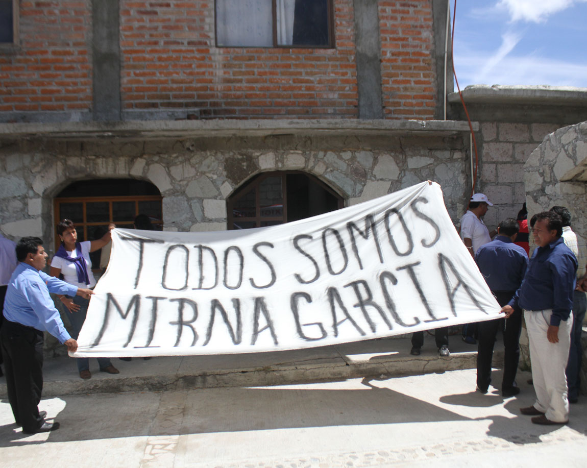 Los maestros han demostrado su apoyo a su ex lideresa. 