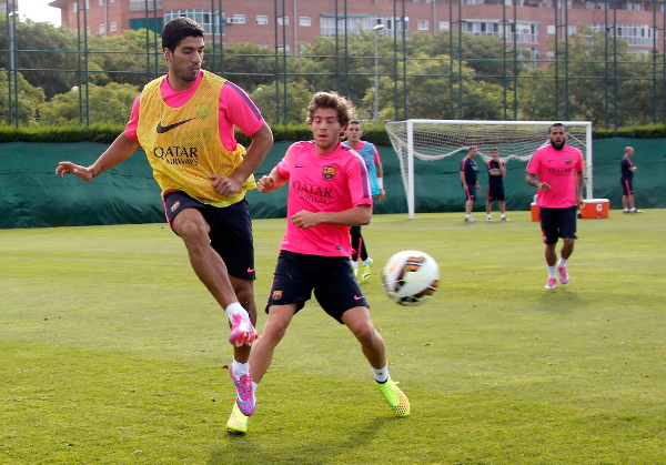 Luis Suárez entrenó hoy por primera vez con el club Barcelona.