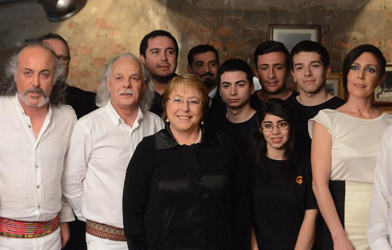 Michelle Bachelet (c), posando con lel grupo Los Jaivas hoy, antes de su concierto "Viaje Sinfónico" en su cincuenta aniversario