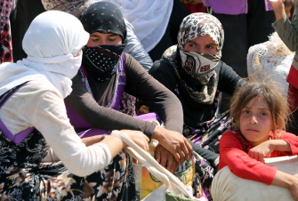 Mujeres iraquíes del grupo Yazidi, reunidas en el campo de refugiados de Bajid Kandala, junto al río Tigris en la provincia kurda de Dohuk