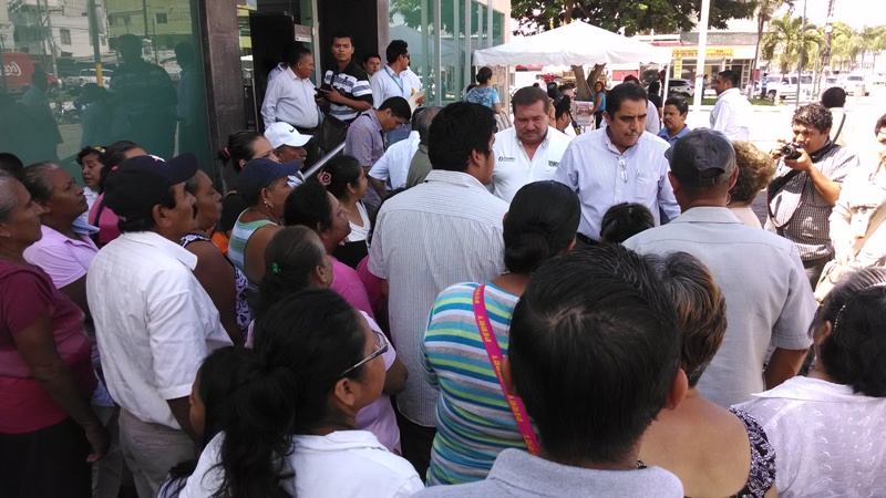Residentes de la colonia Candelario Garza en Madero