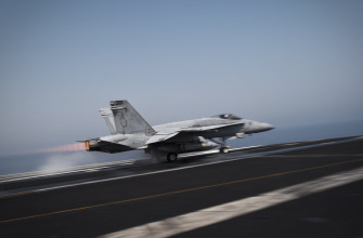 Un cazabombardero F/A-18C Hornet despega de la cubierta del portaviones USS George H.W. Bush, en el Golfo Pérsico, con dirección a Irak