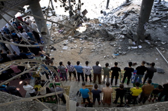 Palestinos rezan en una mezquita parcialmente destruida durante las pregarias del viernes en Gaza 