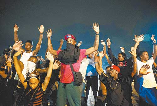 Anoche hubo protestas pacíficas en calles cercanas al lugar donde fue ultimado el adolescente.