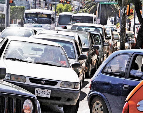 O Automovilistas realizaron largas filas en espera de la reapertura de estaciones. 