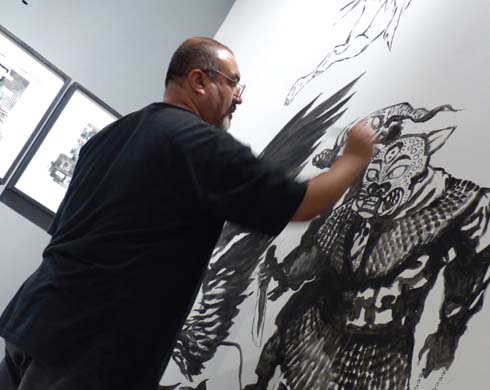 Tras una hora de trazos elaboró a dos nahuales realizando un sacrificio a un ángel. 