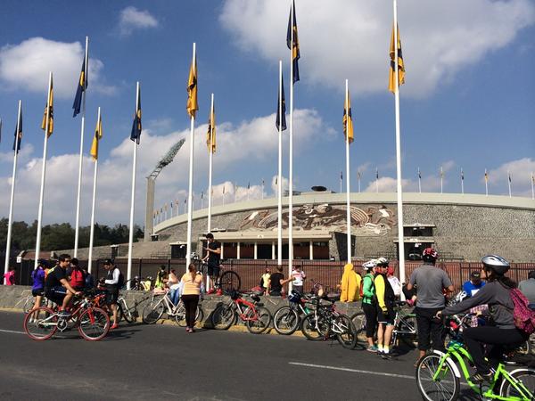 Los ciclistas llegando al Estadio Olímpico Universitario.