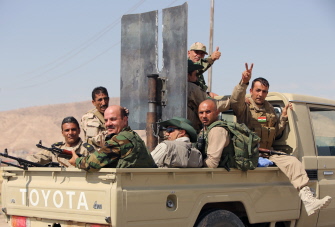 Combatientes kurdos peshmerga celebran la recuperación de la presa de Mosul de las tropas yihadistas del EI