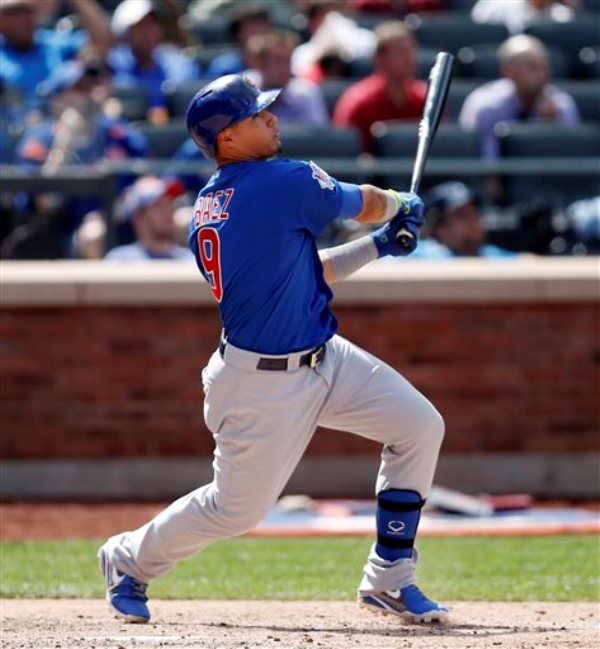 Javier Báez pegando un fuerte batazo