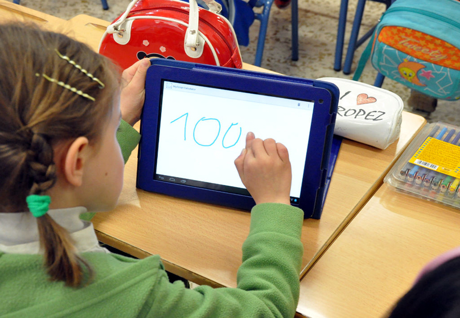 Aunque las listas de útiles no incluyan una tablet, es inminente que esta herramienta habrá de estar en manos de los alumnos.