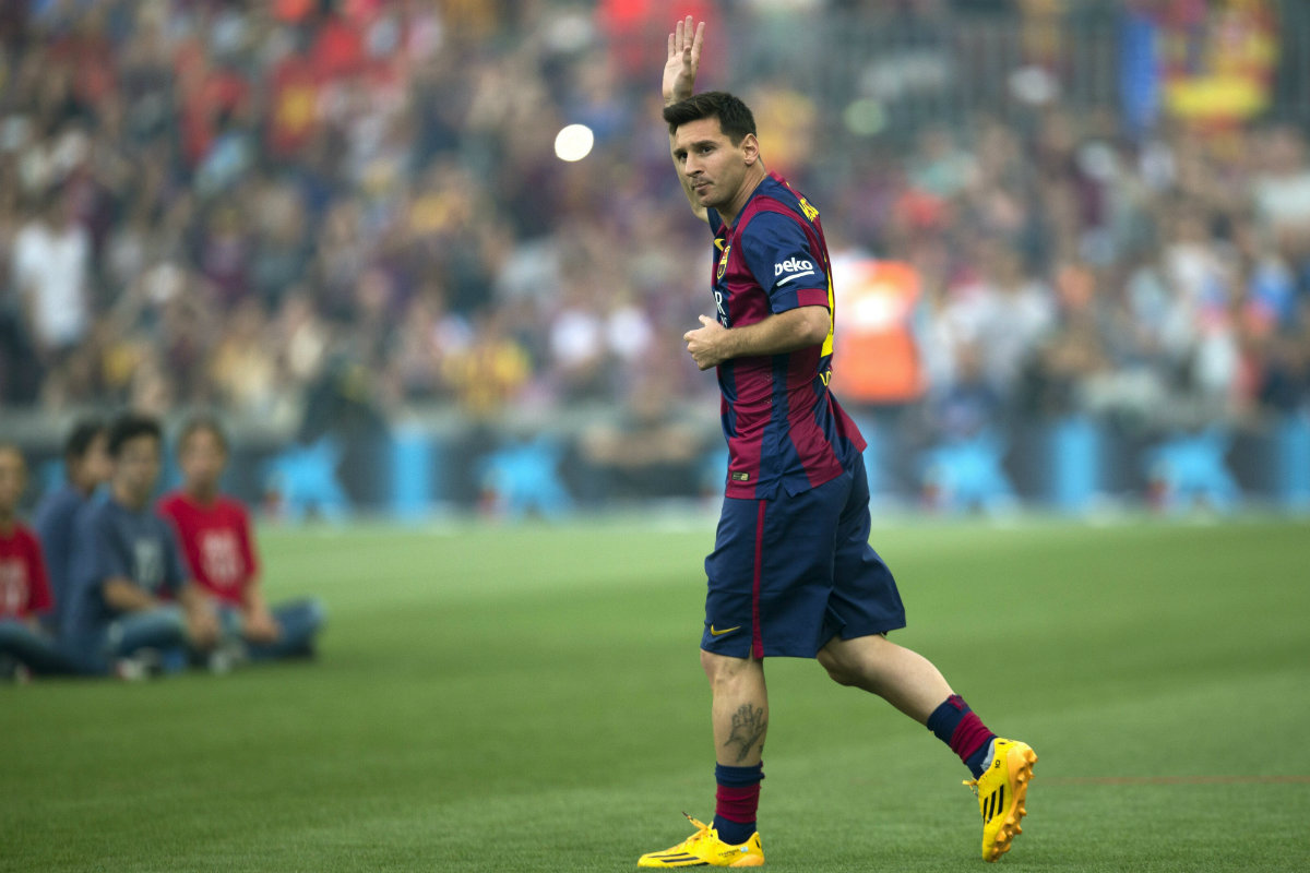 Messi saluda a la afición 