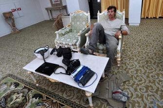 En esta foto de archivo del 29 de septiembre de 2011 aparece el periodista James Foley descansando en el aeropuerto de Sirte, en Libia