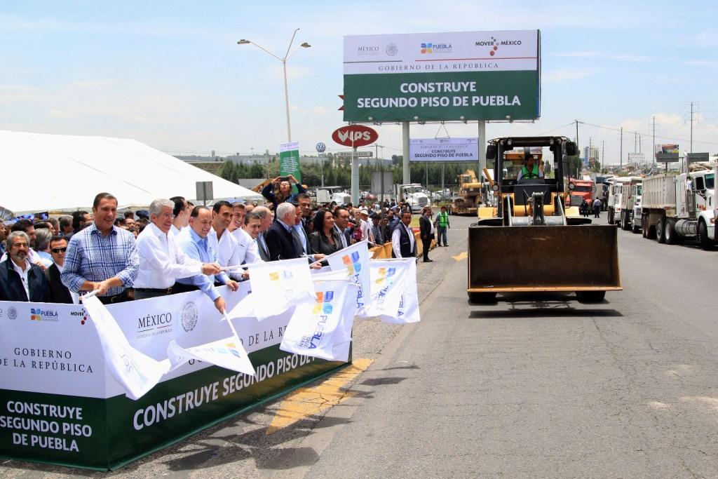 El titular de la SCT, Gerardo Ruiz Esparza, y el gobernador de Puebla, Rafael Moreno Valle, dieron el banderazo a la construcción del segundo piso de 