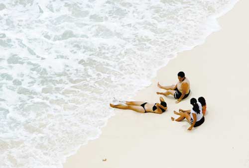 Turistas drisfrutan de las playas del Caribe mexicano.